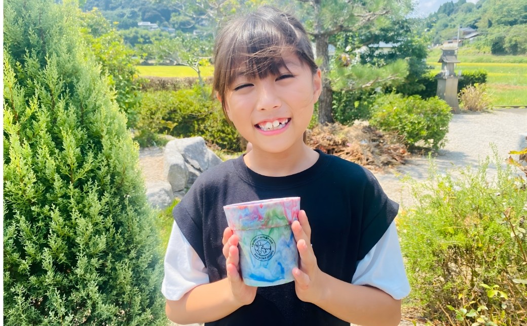 子どもたちの手にも収まる大サイズ。
「ごみが植木鉢になる」体験が、未来への学びにつながります。
