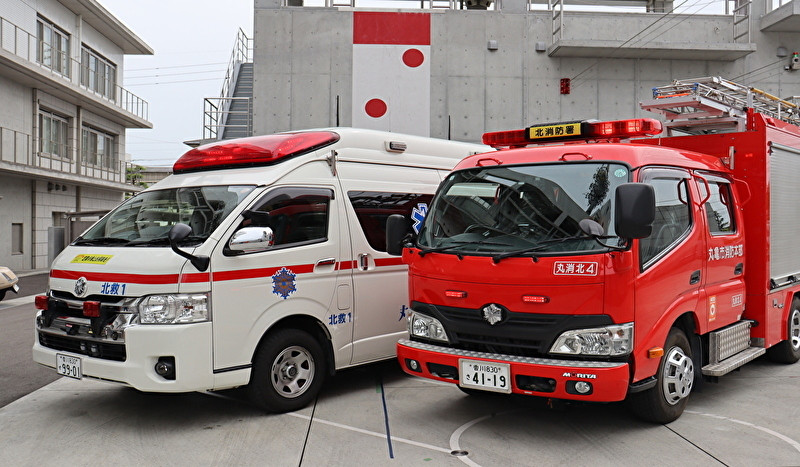 
            丸亀市 消防体験ツアー 最大4名まで参加 放水 はしご車 結索 起震車 Live119 体験 ツアー 旅行 観光 レジャー 防災 災害 消防車 消防署 ファイヤーヒーロー 香川県 丸亀市 2025年8月
          