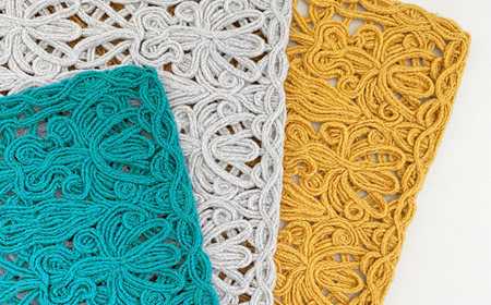 差し込み ショートマフラー ダマスク柄 ( レッド ) ウール100％ コード刺繍 レディース 日本製 | おしゃれ シンプル マフラー プレゼント ギフト 新潟県 五泉市 有限会社田中刺繍