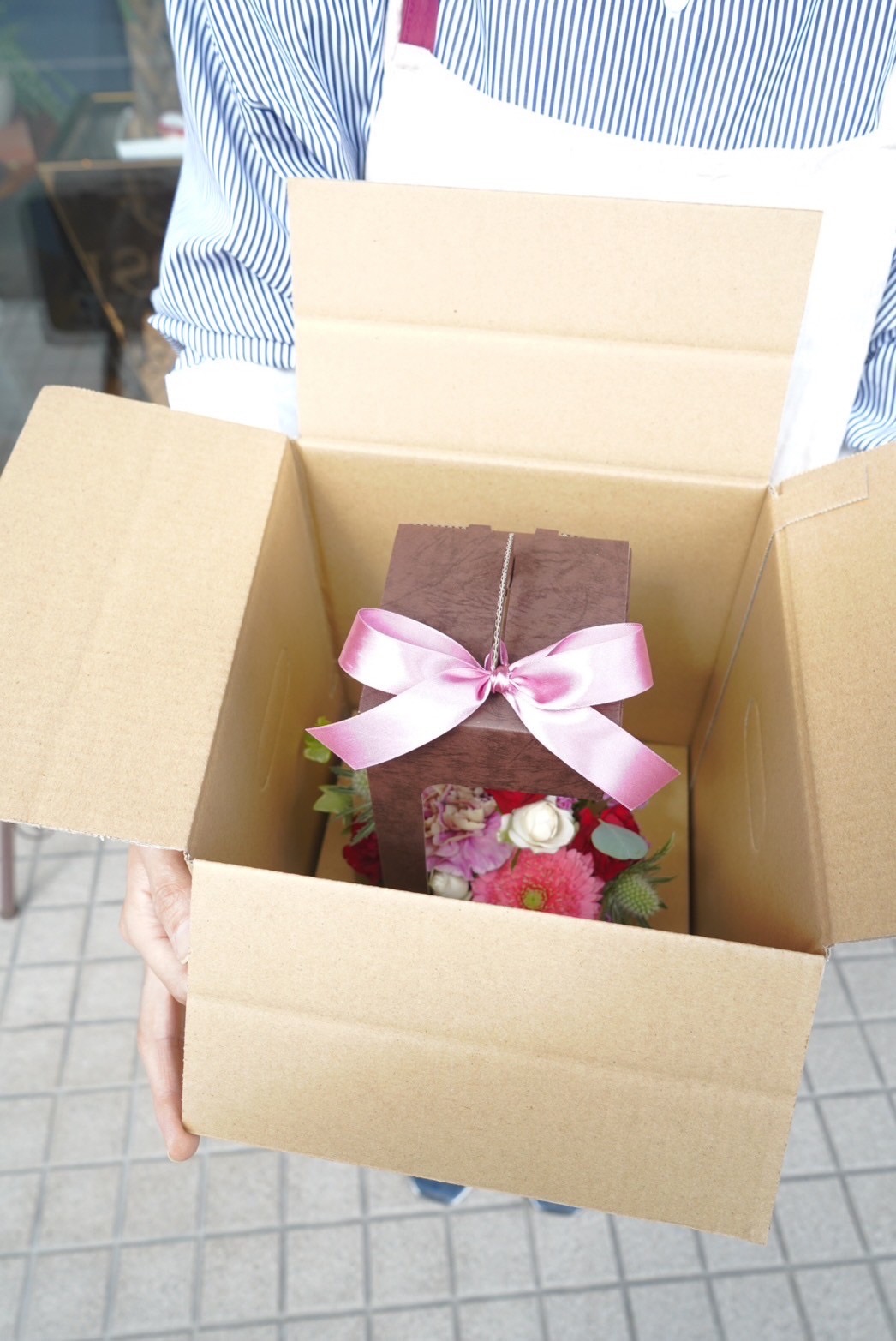 ハコランタンアレンジメント（ピンク）【FLORIST Classic Bouquet】[G4643]