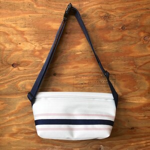 11-58N　【SUWAプレミアム】FIRE HOSE PRODUCTS　ボディバッグ　ホワイト（L）（パイピングカラー：紺）／バッグ ななめ ショルダー レディース メンズ 信州 諏訪