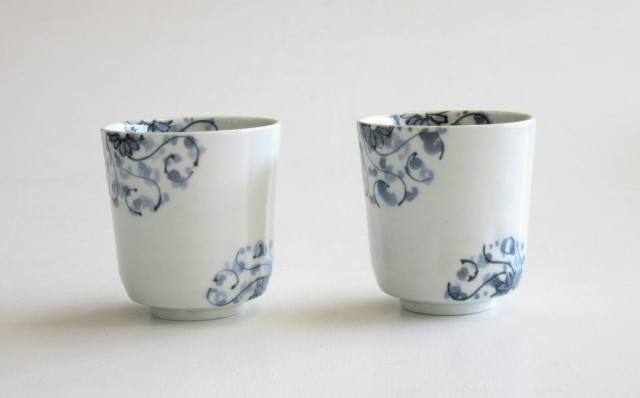 
有田焼 ARITA PORCELAIN LAB 菊唐草・ろくろ目湯呑2個セット
