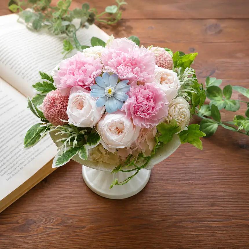ふんわり優しいカーネーションアレンジ アクリルケース入り | Flower Shop 花野果
