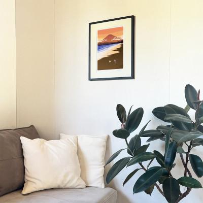 ふるさと納税 茅ヶ崎市 湘南・茅ヶ崎で描く、海を感じるイラストアート『ジークレーアートフレーム　SL-11』(大:四つ切) |  | 01