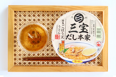 【年4回・四季の定期便】三宝だし本家 博多ごぼう天うどん 12食入(1ケース)【サンポー サンポー食品 カップ麺 カップラーメン うどん ごぼう天 ごぼ天 麺】C6-A001308