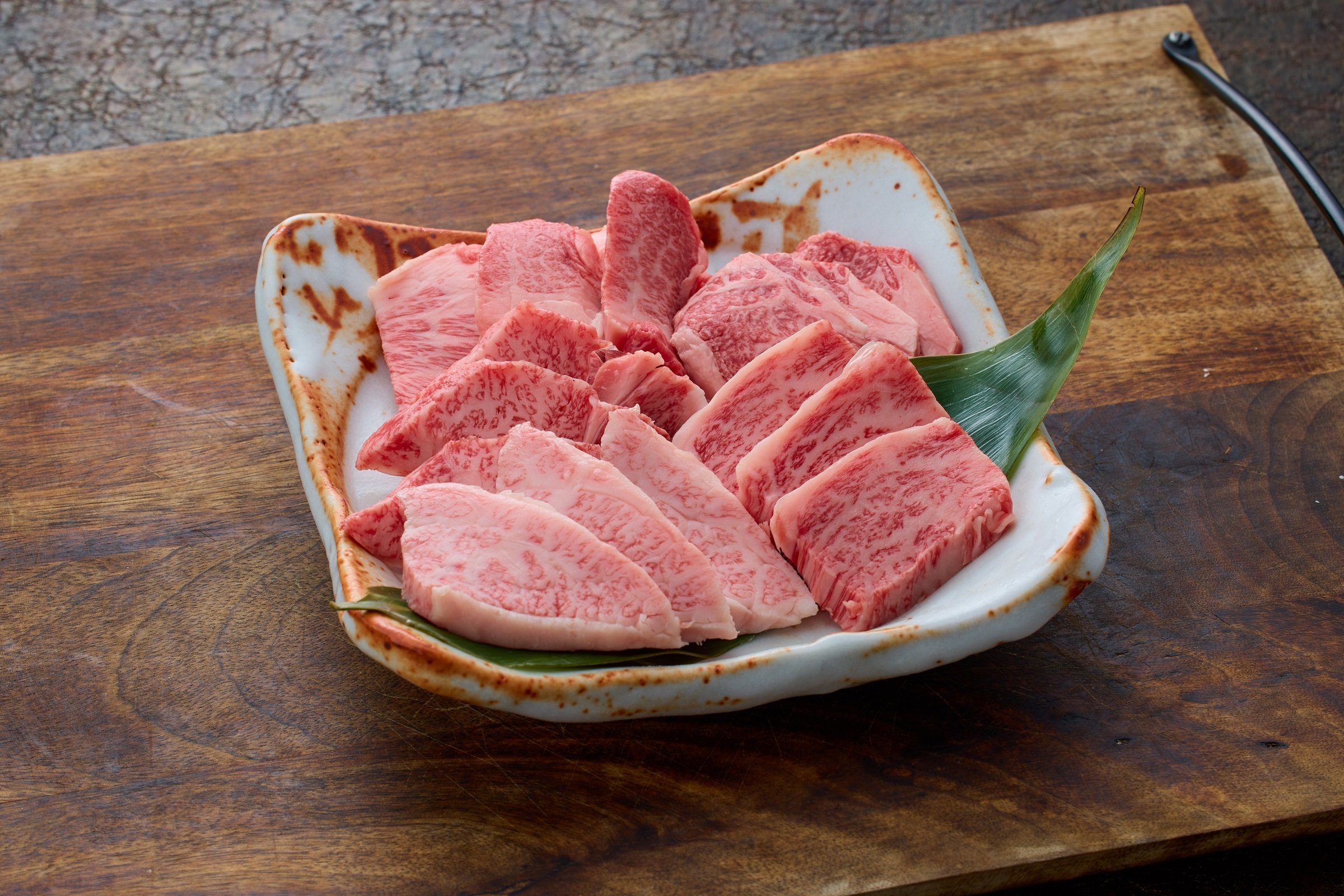 
            鳥取和牛 霜降り焼肉 300g
          