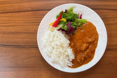 【表参道／ゴエミヨ ベストパティシエ賞】EMME 大山ハーブ鶏のチキンカレーと季節のパフェ ランチプラン 1名様（1年間有効） お店でふるなび美食体験 FN-Gourmet458341