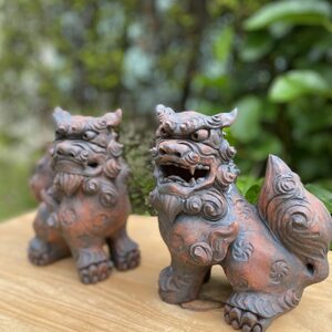 お座りシーサー (対・黒) 沖縄土産 雑貨 シーサー 玄関 置物 沖縄市 / てぃーち工房[BCBA006-02]