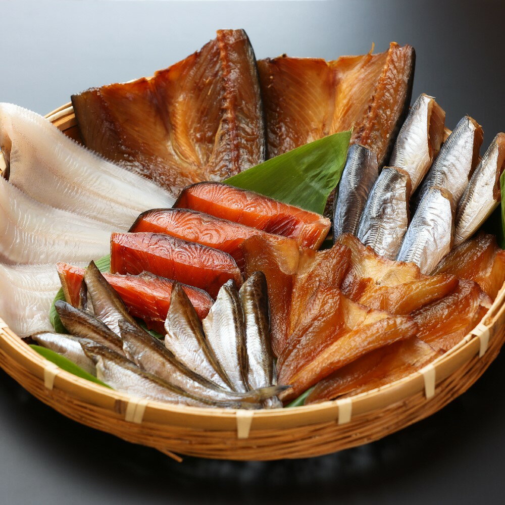 【ふるさと納税】新潟県村上市笹川流れで水揚げ　旬の干物魚6点セット（店長おまかせ）干物 詰め合わせ おまかせ セット 干物セット 冷凍 新潟県 村上市 1057001