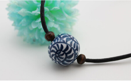 二宮閑山 有田焼磁器玉ペンダント たこ唐草 A24-158