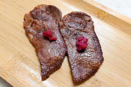 [定期便／3回] [仙台名物] かのん精肉舗 昭和の懐かしい 薄切り牛タン 300g×3回 計900g 5月・7月・9月 計3回お届け｜宮城 仙台 牛たん 牛タン 肉 牛肉 焼肉 たん タン うすぎり