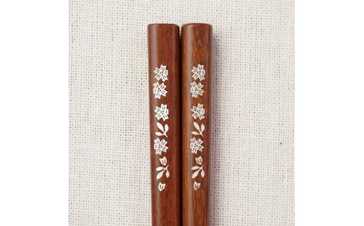 貝象嵌 箸 「うらら」桜満開 はし 箸 食器 ナチュラル 天然 無垢材 木材 貝象嵌 岩手県 北上市 C0163 夢工房 春夏秋冬 四季 風景 モチーフ プレゼント 贈り物 お祝い 誕生日 母の日 クリスマス 敬老の日