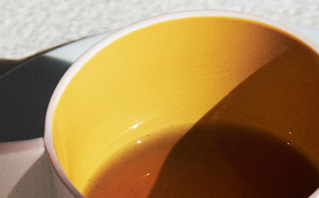 内側は赤味のある黄色になっています。