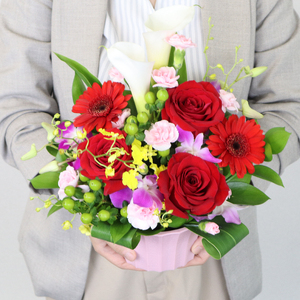 季節のお花をお届け フラワーアレンジメントLサイズ ブーケ 花 母の日 父の日 カーネーション ガーベラ かわいい 静岡県 牧之原市 雑貨 花束 贈答品 ギフト 感謝