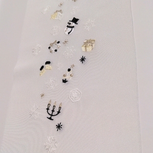半衿　クリスマス柄　白地に白と黒とシルバーとゴールド　刺繍
