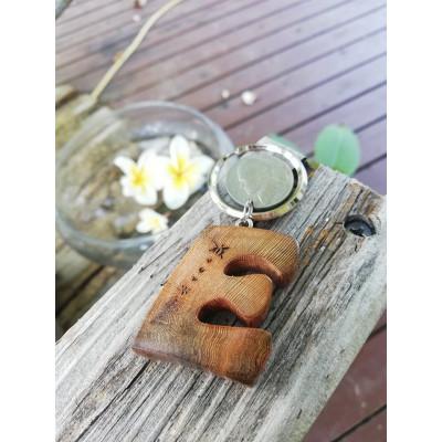 ふるさと納税 屋久島町 屋久杉イニシャルキーホルダー　”E”