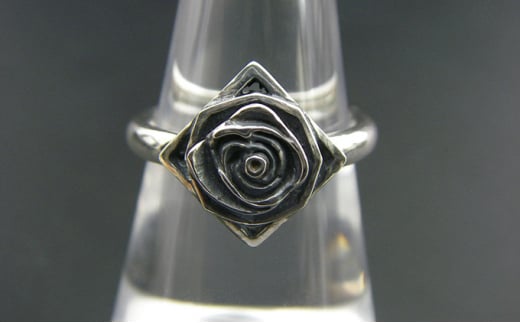 
pyramid flower ring
