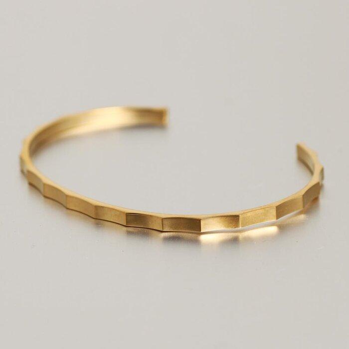 【ふるさと納税】【K18イエローゴールドバングル】凹凸デザインが個性的で印象的なバングル 深みある大人カラーが人気　K18-B001