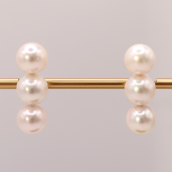 
                  2054 Pt900　あこや本真珠8.0～8.5㎜　3連ピアス
                