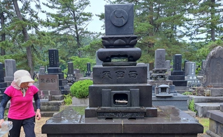 秋田県 能代市 お墓の洗浄と周辺の草取りパック　遠く離れたふるさとに帰省できない方に代わって、ご先祖様の墓地を洗浄し、草取りをします。※対象地域：能代市  お墓 洗浄 草取りお墓参り お盆 お彼岸 ご