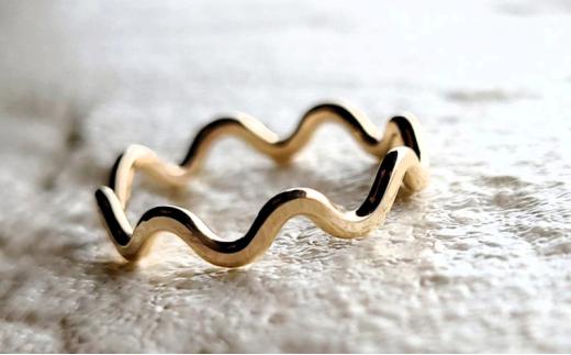 K14GF ゴールド ウェーブ リング 選べるサイズ 指輪 アクセサリー ジュエリー K14 ゴールドフィルド レディース メンズ ペア シンプル 一点もの ペアリング かわいい おしゃれ プレゼント ギフト FABBRICA OSAWA 神奈川 湘南 藤沢