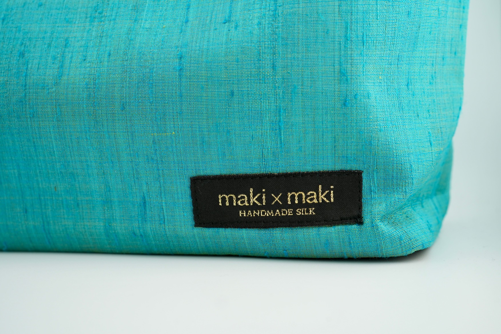【makixmaki】高級ゴールデンシルクハンドバッグ（フェアトレード） ターコイズブルー