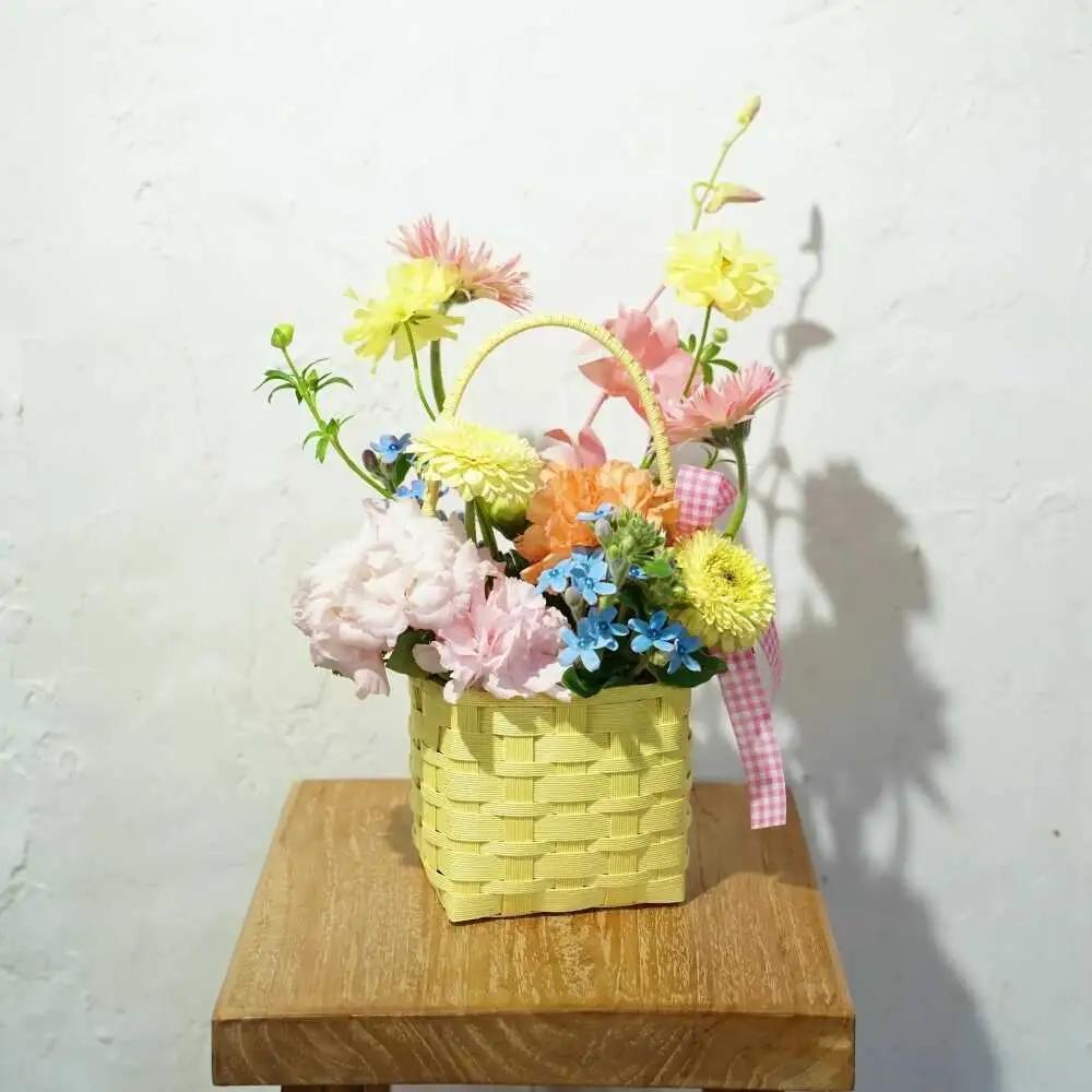 【6回定期便】季節の生花カラーバスケットフラワーS / お花 フラワー ミニサイズ アレンジメント カラーバスケット おしゃれ インテリア 省スペース プチギフト おまかせ 手作り 雑貨 季節の便り 