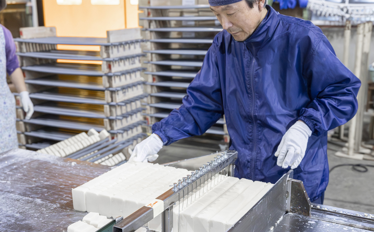 四日市認定地場特産品【泗水十貨店（しすいじっかてん）】オリブ透明石けん　川村養蜂場のハチミツ配合　手提げ袋付き