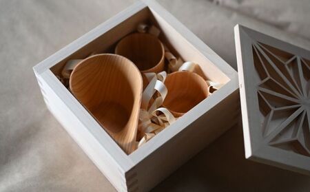 五合枡に入った酒器セット（ヒノキ） 工芸品 