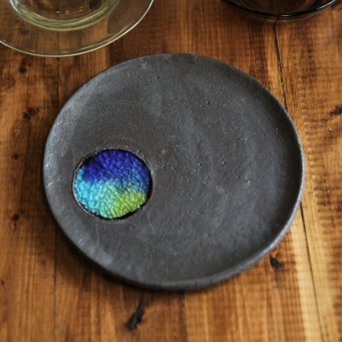 【ふるさと納税】【datta.沖縄南の島陶芸工房】陶板プレート（琉球ガラスとやちむんの黒色）