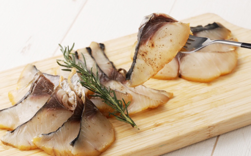 鰆の生ハム ×3パック（1パックあたり、約15g × 約4枚入） / 大阪湾 水揚げ 新鮮 鮮度が高い状態で加工 サワラ さわら 桜チップ 冷燻製  燻製 ハム 生ハム