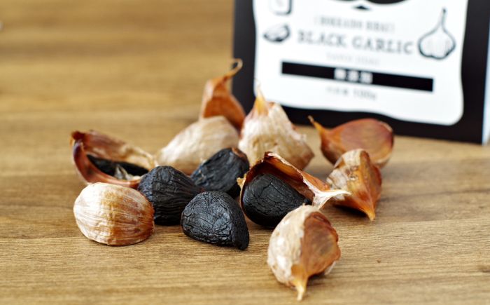 越冬熟成黒にんにく Lサイズ片 計300g（100g×3袋） | にんにく 野菜 黒にんにく ニンニク 北海道 | 株式会社弥生時代 [BOBG012]