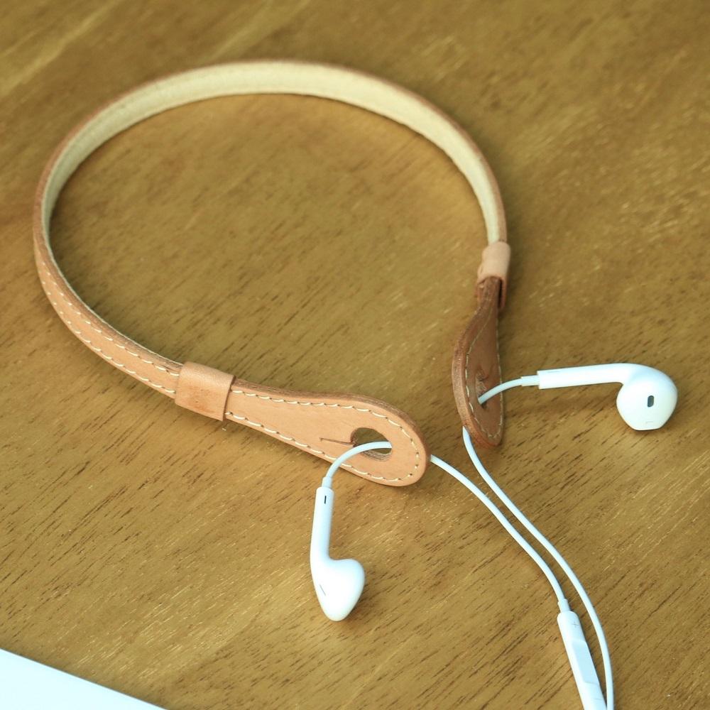 SKLO イヤホンネックホルダー iHooc　Mサイズ【Natural × 裏地 Beige】