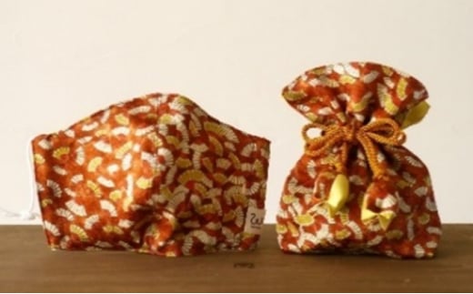 【メディアで多数紹介の人気商品】ご褒美、ギフトに願いを込めた着物地の巾着＆マスク（扇文）