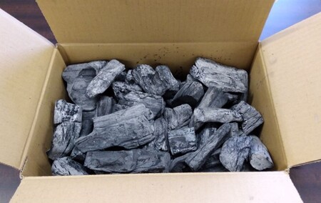 土佐備長炭 1箱×4kg ウバメガシ 姥目樫 木炭 キャンプ アウトドア バーベキュー BBQ 七輪 炭火焼き 防災グッズ ストーブ 囲炉裏 インテリア 除湿 消臭 国産【R01312】