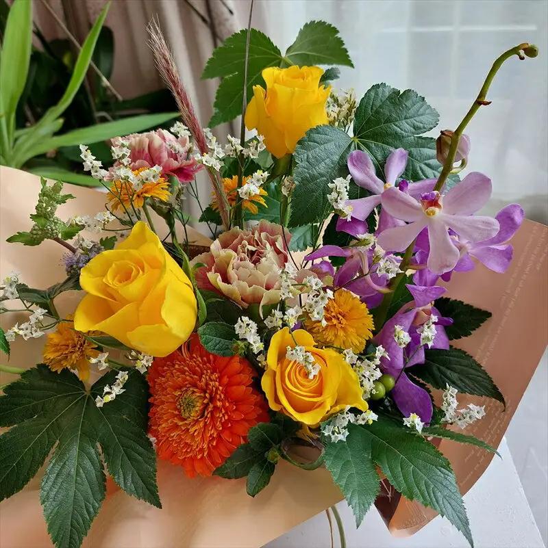季節の生花アレンジ　Sサイズ 【 フラワー アレンジメント お花 ギフト プレゼント 贈り物 誕生日 お祝い 神奈川県 小田原市 フラワー アレンジメント】
