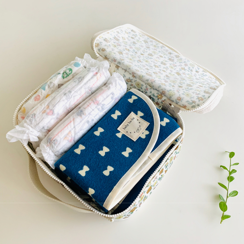 たった90ｇ！めちゃ軽おむつポーチ（うさぎ／チェック／リボン／花柄）【ベビー用品】
