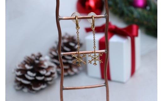 
            【プレゼント包装付き】シルバー 雪の結晶イヤリング（金色 /S・チェーン付）
          