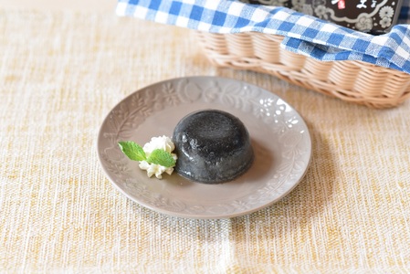 ＜黒ごま豆乳プリン 80g入り6個 カバーパッケージあり＞ 宮崎県産黒ごまと大豆を使用 甘さ控えめ常温タイプ！添加物不使用で安心安全なスイーツ【MI137-sm】【しも農園】