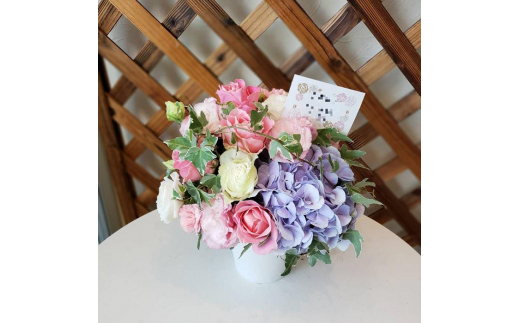 優しい色合いのフラワーアレンジメント 1個 花 生花 フラワー ギフト プレゼント 贈り物 お祝い 記念日 誕生日 母の日 敬老の日 インテリア 雑貨 飾り おしゃれ 華やか かわいい 季節の花 アレンジメント ブーケ 花束 癒し 空間 岩手県 盛岡市 東北 岩手 盛岡 有限会社田村フローリスト