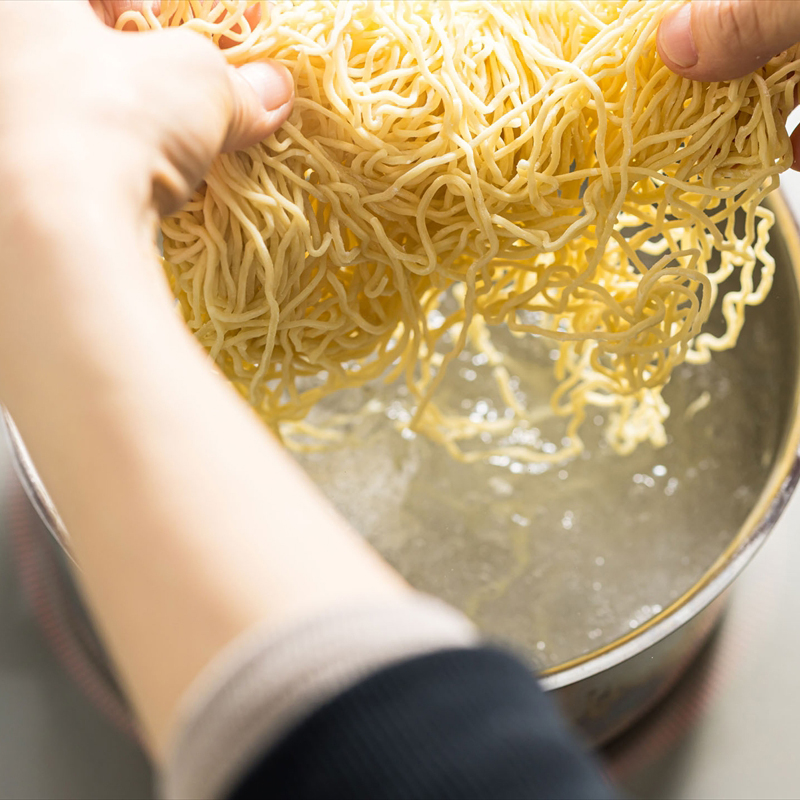 釧路町発 〆まで美味しい細ちぢれ麺（細ちぢれラーメン 220g）×5袋（10食分） | 北海道で人気 釧路ラーメン 細麺 鍋の締め ラーメン 生麺 おすすめ 鍋のシメ 北海道 釧路町 釧路超 特産品_