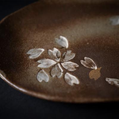 ふるさと納税 津和野町 日展入選作家による象嵌の桜の花びらが風情豊かな「さくら金彩皿」 |  | 01