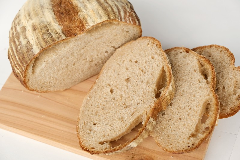 フランス語で田舎パンを意味するカンパーニュは、フランスの代表的な食事パンで、ずっしりした食べごたえが特徴です。
