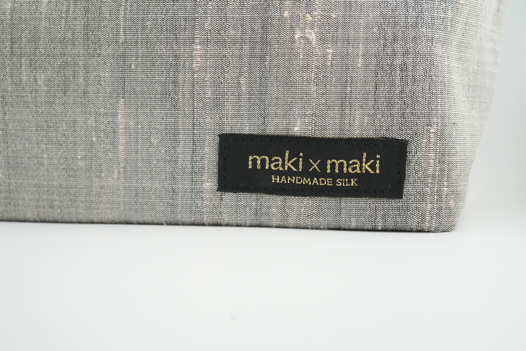 【makixmaki】高級ゴールデンシルクハンドバッグ（フェアトレード） シルバー