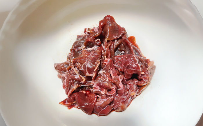 【全6回定期便】ペット用 馬肉 切り落とし (2kg)  【合同会社　長岡フーズ】 [ZFR059]