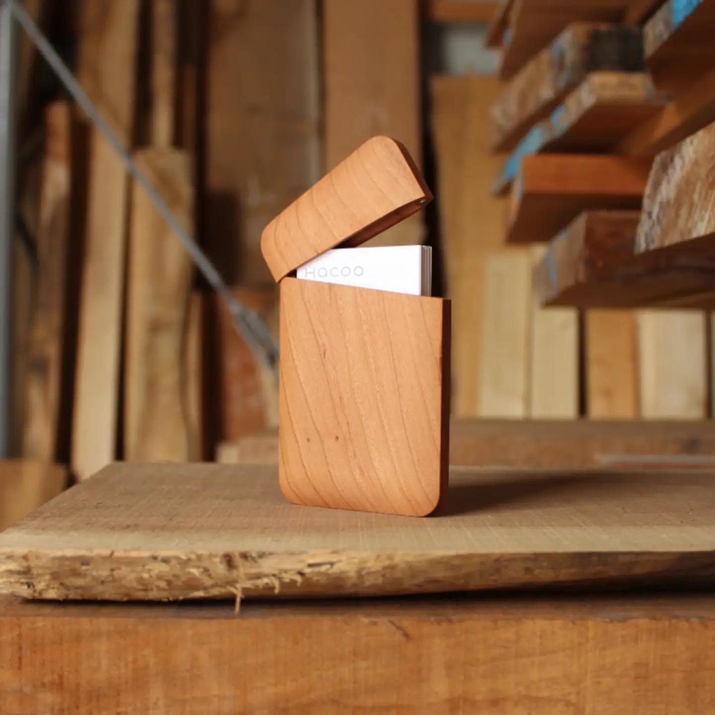 【Hacoa】おしゃれで美しいデザインの木製名刺入れ チェリー「Card Case Gentle」 スマホスタンド 卓上