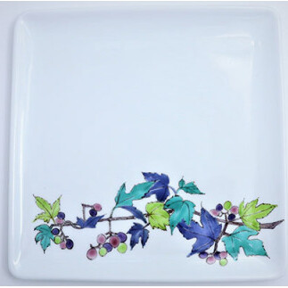 有田焼 角平皿22cm 野葡萄文【赤絵白磁硯処 雪月花】食器 うつわ 器 磁器 陶磁器 皿 飾り皿 プレート メインプレート 角平皿 角皿 植物 葡萄 ぶどう ブドウ 手描き di016