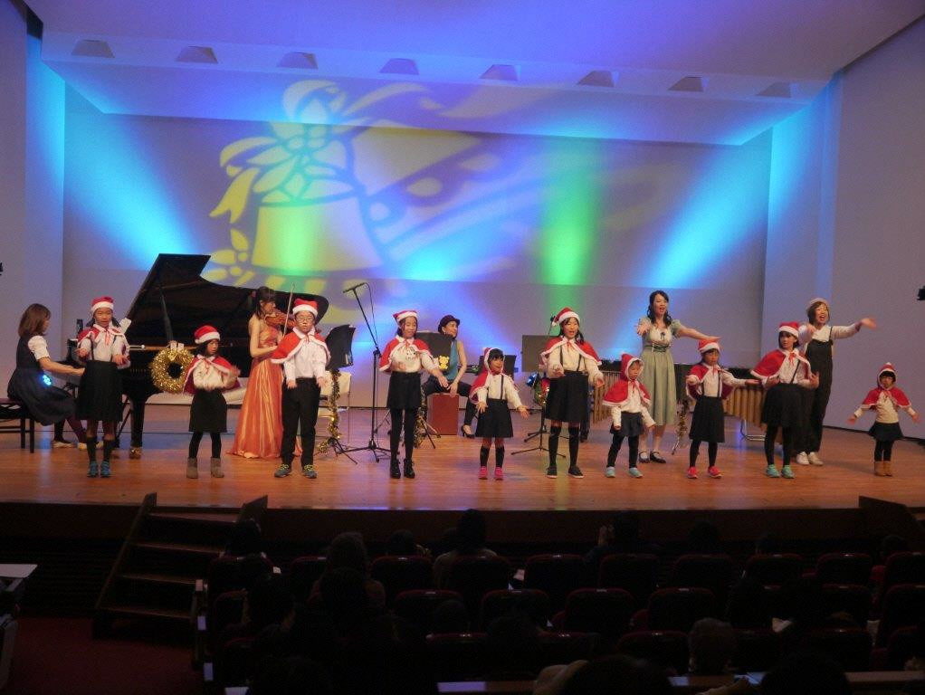 地元の合唱団の子どもたちとも共演し楽しい舞台をつくります