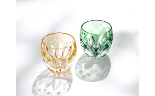 伝統工芸士作カガミクリスタルの江戸切子 冷酒杯〈向日葵〉T535-2839-CUM | 日本酒 グラス キレイ 上品 お祝い プレゼント 記念日 ギフト ご褒美 オリジナル 日本土産 クリスタルガラス