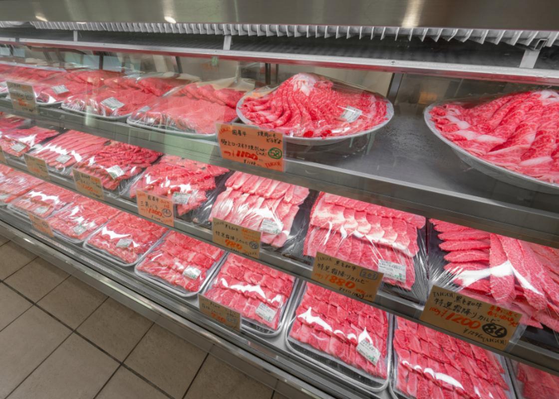 四日市市の名店・焼肉大剛。豊富に揃った極上肉が並ぶ、清潔感のある精肉コーナー。